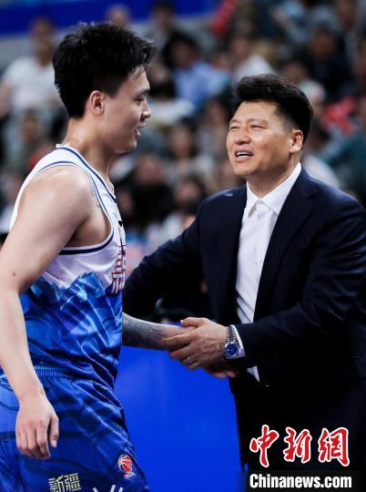 以体育为桥了解新疆：韩国籍篮球教练姜正秀在