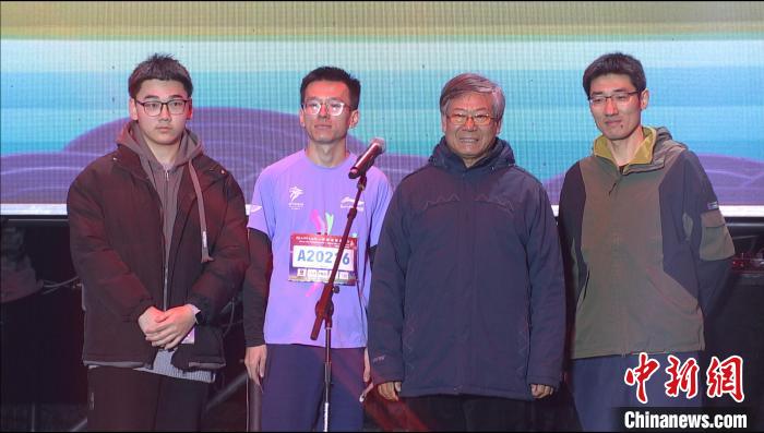 南京银杏湖荧光跑点亮跨年嘉年华两万跑者共赴