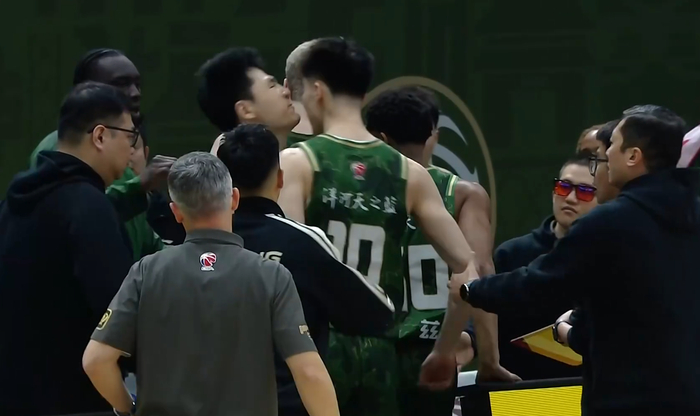 南京同曦内讧致惨败 广州龙狮末节崩盘