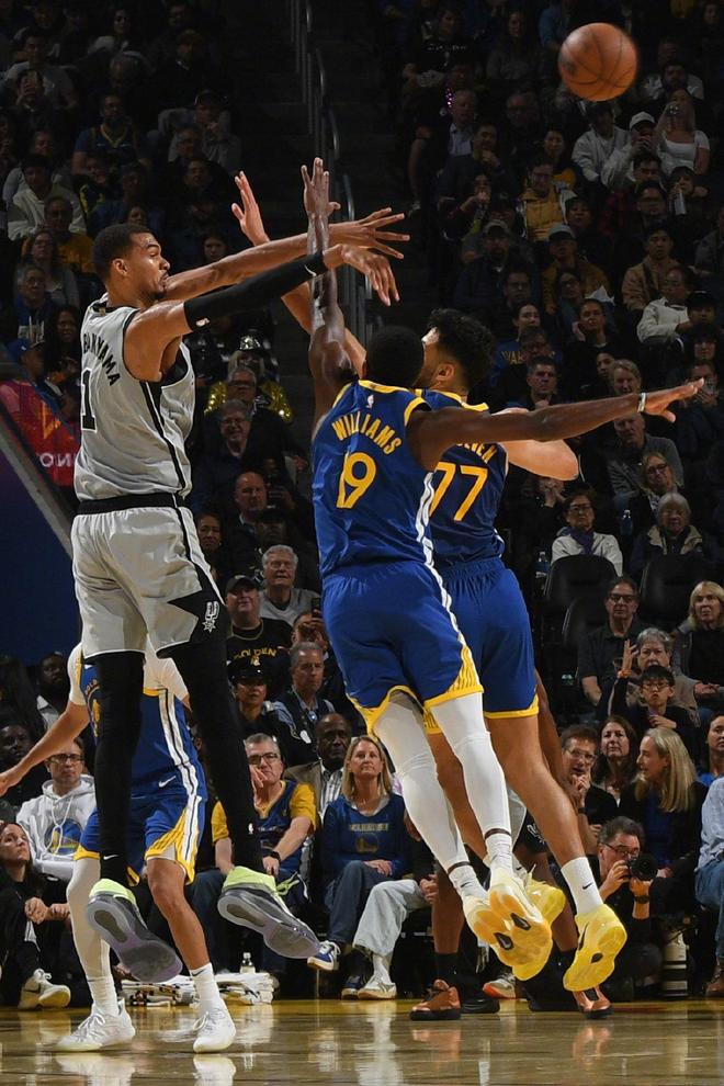 文班亚马41+18+3帽创两大NBA历史第1神迹 马刺掀