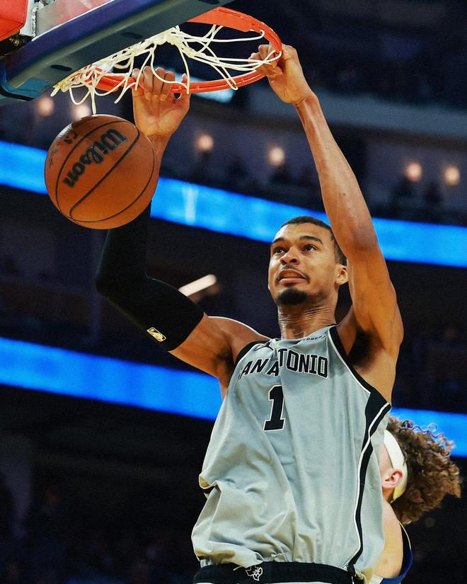 文班亚马41+18+3帽创两大NBA历史第1神迹 马刺掀