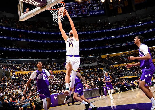 湖人轻取爵士锁定季后赛席位 克勒贝尔表现堪忧