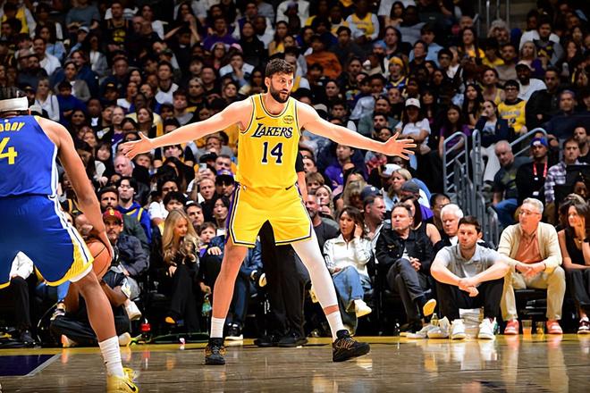 湖人轻取爵士锁定季后赛席位 克勒贝尔表现堪忧